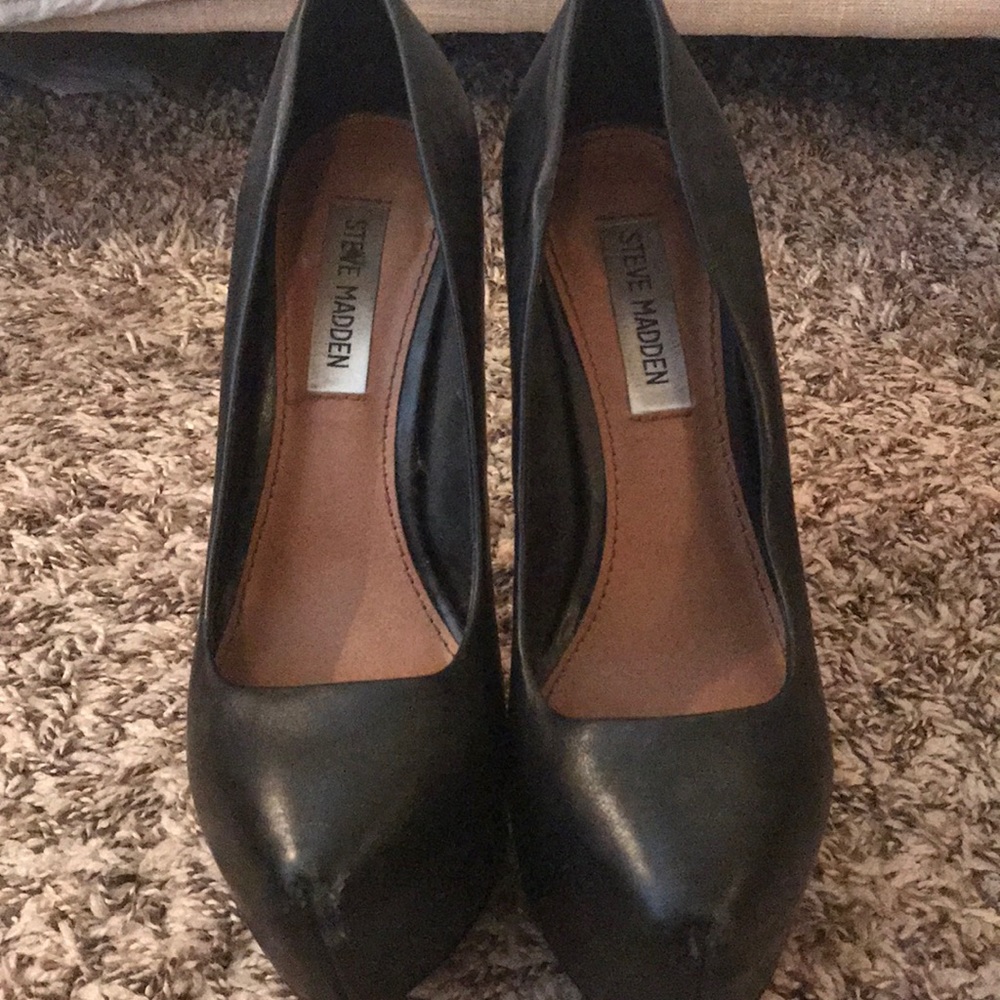 Women’s size 6.5 Steve Madden pumps.